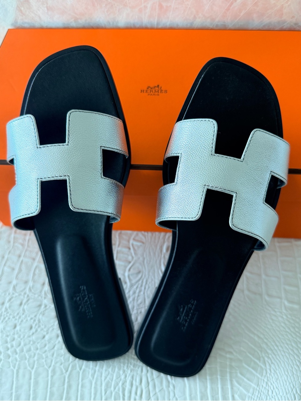 BNIB HERMES ORAN SANDALS Size 40, slides silver metallic goatskin leather. - Picture 3 of 13